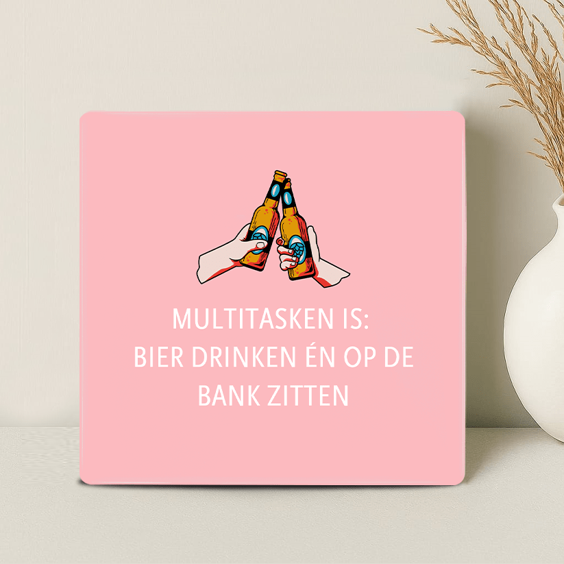 Tegel - Multitasken is: bier drinken én op de bank zitten