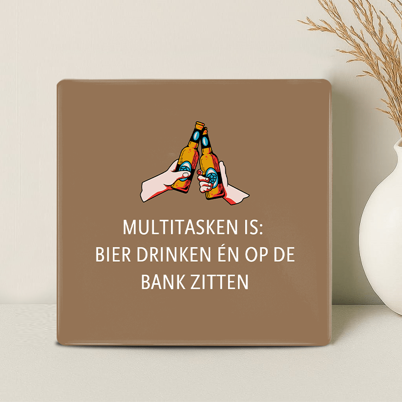 Tegel - Multitasken is: bier drinken én op de bank zitten