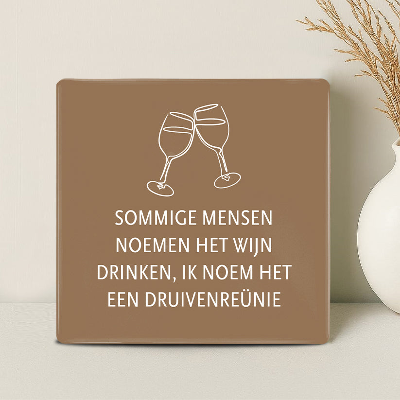 Tegel - Sommige mensen noemen het wijn drinken. Ik noem het een druivenreünie