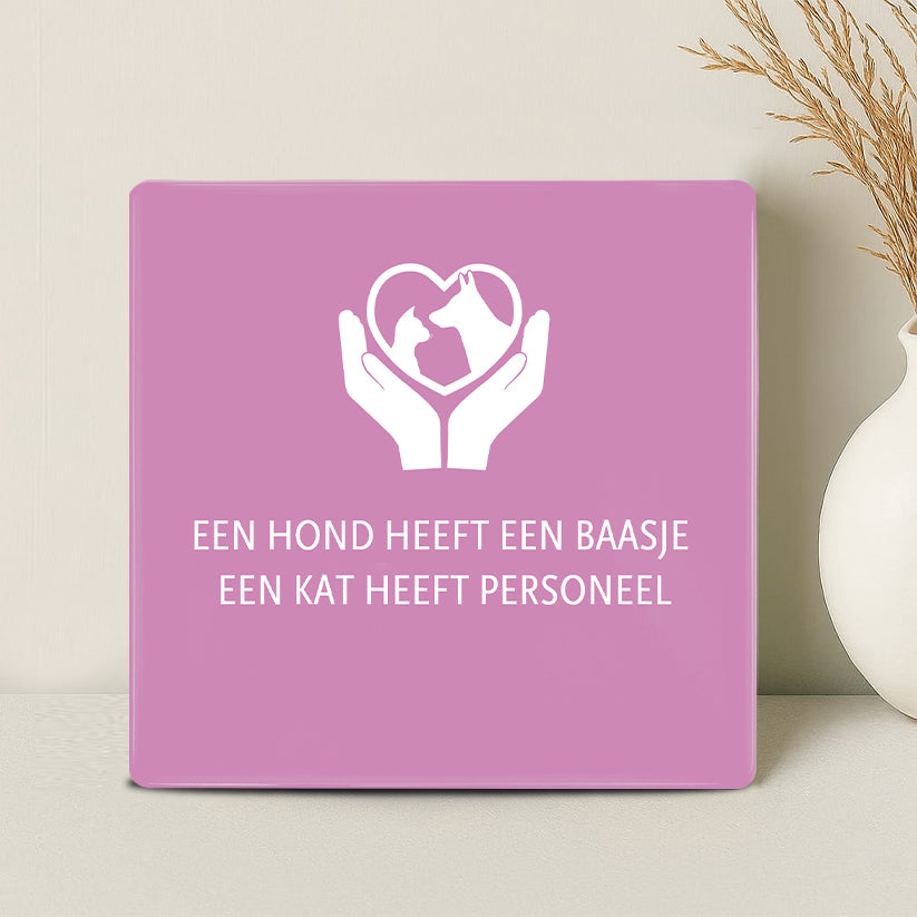 Tegel - Een hond heeft een baasje, een kat heeft personeel