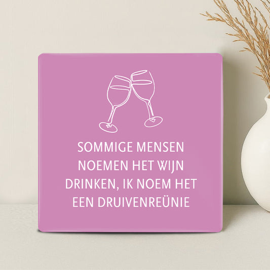 Tegel - Sommige mensen noemen het wijn drinken. Ik noem het een druivenreünie