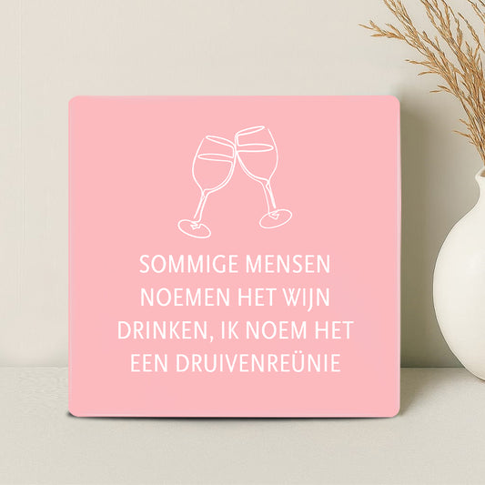Tegel - Sommige mensen noemen het wijn drinken. Ik noem het een druivenreünie