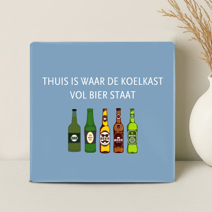 Tegel - Thuis is waar de koelkast vol bier staat