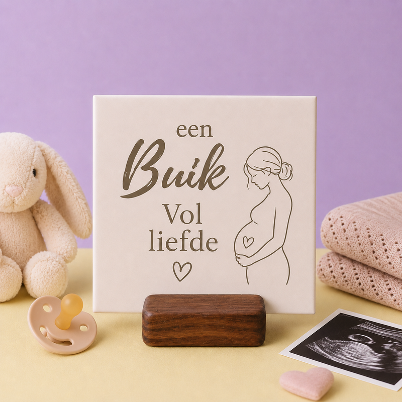 Cadeau voor iemand die zwanger is. Een gepersonaliseerd zwangerschapstegeltje met tekst.