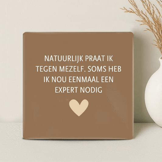 Tegel - Natuurlijk praat ik tegen mezelf. Soms heb ik nou eenmaal een expert nodig