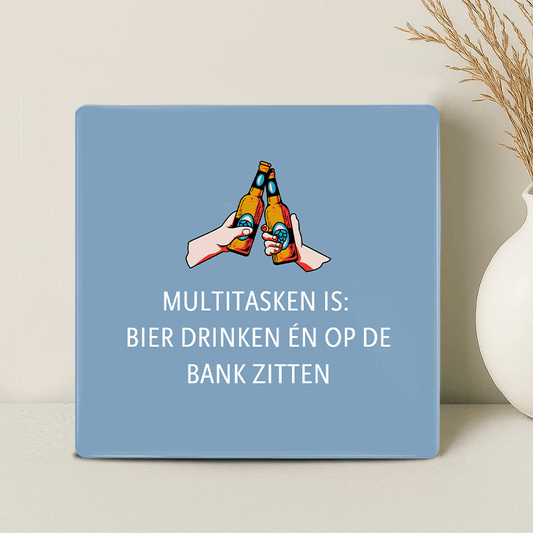 Tegel - Multitasken is: bier drinken én op de bank zitten
