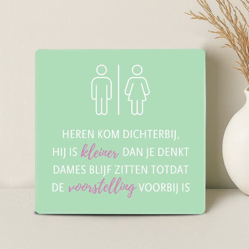 Tegel - Heren kom dichterbij, hij is kleiner dan je denkt Dames blijf zitten totdat de voorstelling voorbij is
