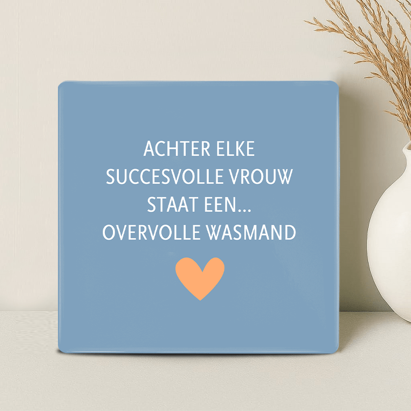 Tegel - Achter elke succesvolle vrouw staat... een overvolle wasmand