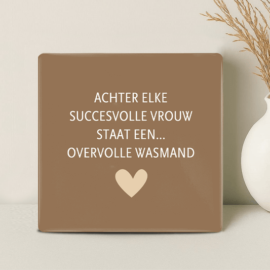 Tegel - Achter elke succesvolle vrouw staat... een overvolle wasmand