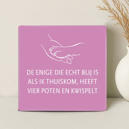 Tegel - De enige die echt blij is als ik thuiskom, heeft vier poten en kwispelt