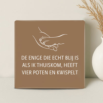 Tegel - De enige die echt blij is als ik thuiskom, heeft vier poten en kwispelt