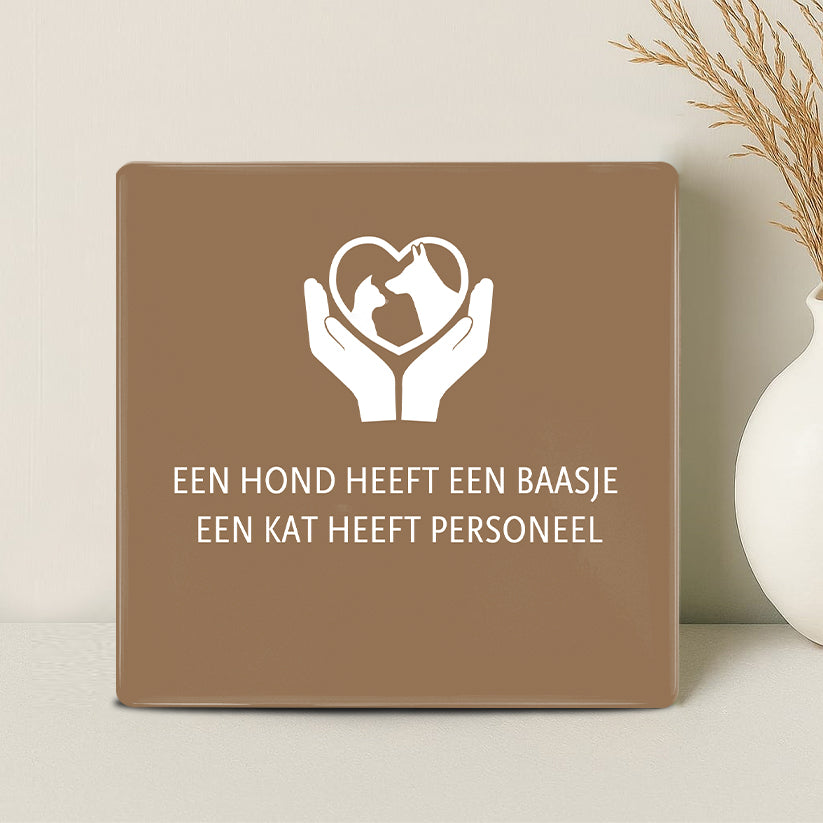 Tegel - Een hond heeft een baasje, een kat heeft personeel
