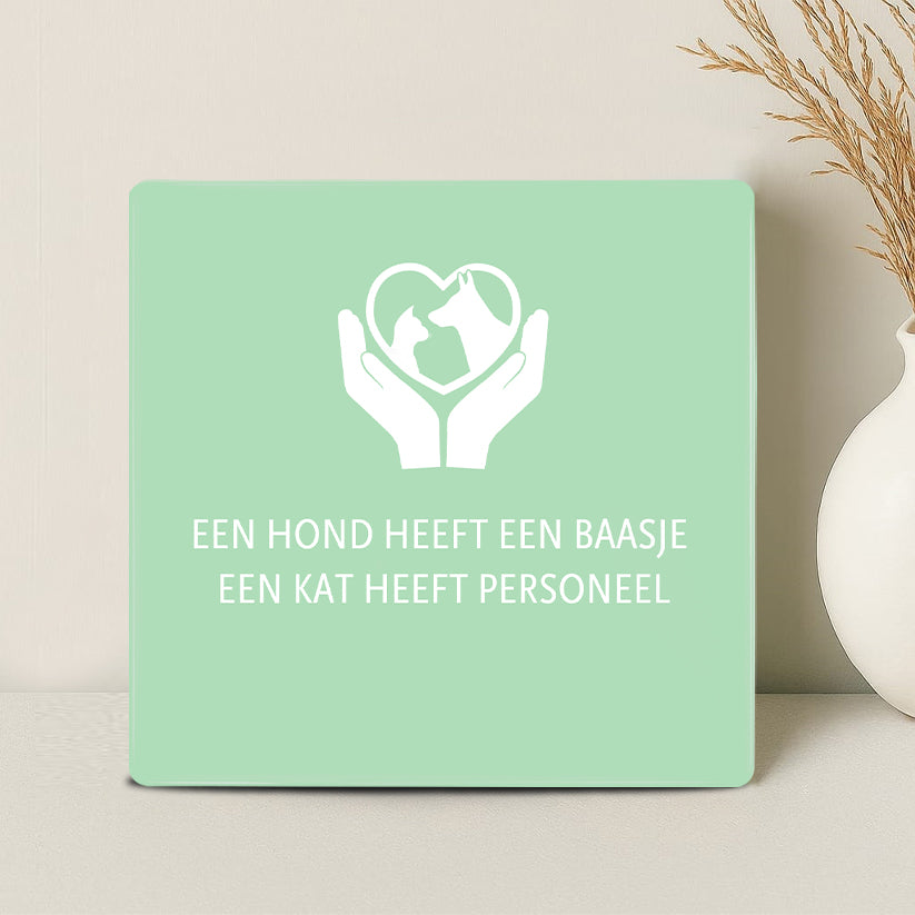 Tegel - Een hond heeft een baasje, een kat heeft personeel