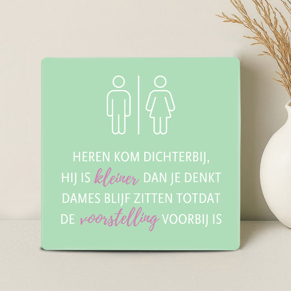 Tegel - Heren kom dichterbij, hij is kleiner dan je denkt Dames blijf zitten totdat de voorstelling voorbij is