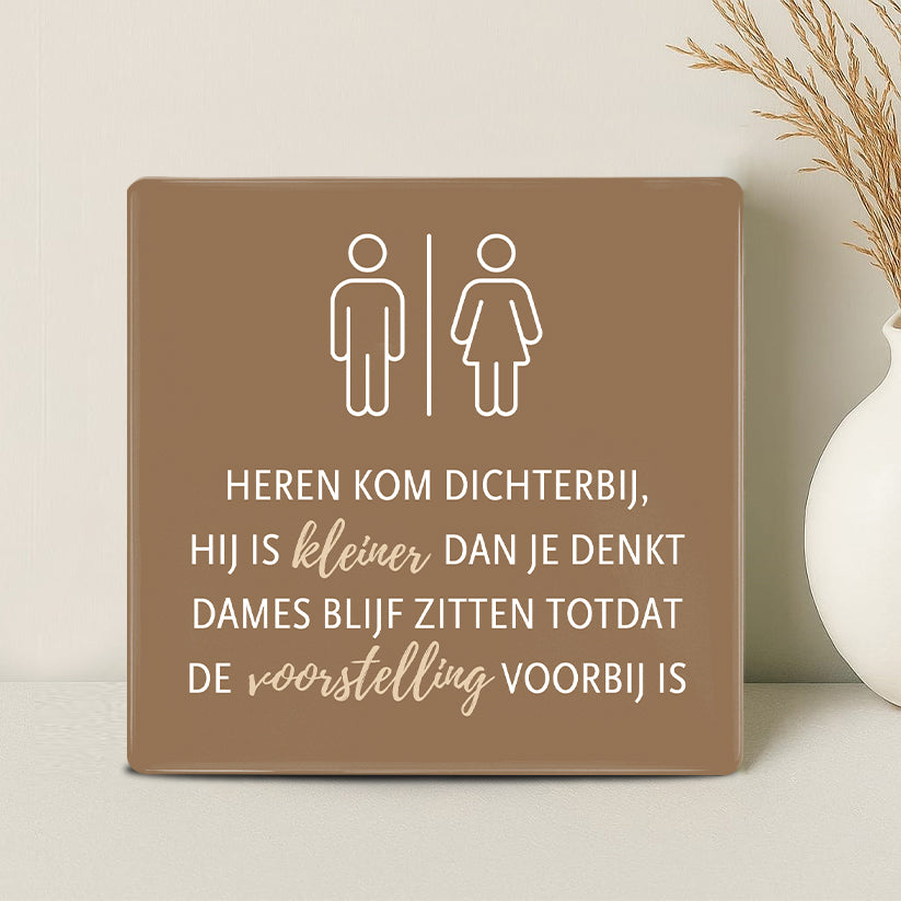 Tegel - Heren kom dichterbij, hij is kleiner dan je denkt Dames blijf zitten totdat de voorstelling voorbij is