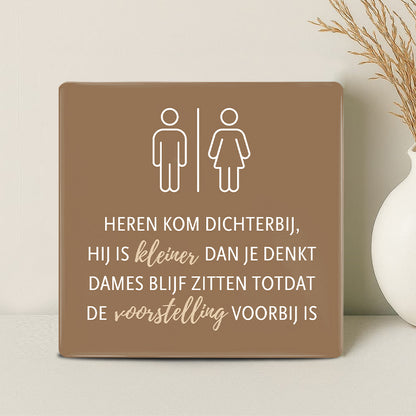 Tegel - Heren kom dichterbij, hij is kleiner dan je denkt Dames blijf zitten totdat de voorstelling voorbij is