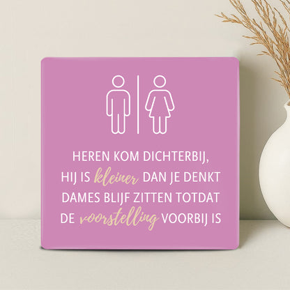 Tegel - Heren kom dichterbij, hij is kleiner dan je denkt Dames blijf zitten totdat de voorstelling voorbij is