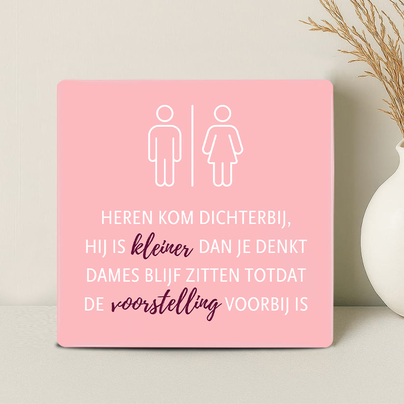 Tegel - Heren kom dichterbij, hij is kleiner dan je denkt Dames blijf zitten totdat de voorstelling voorbij is