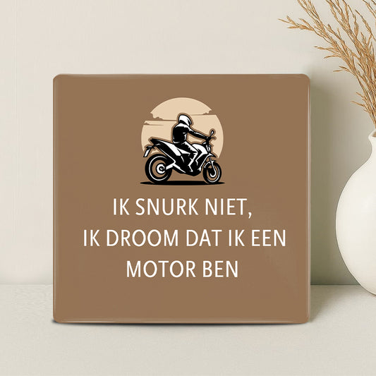 Tegel - Ik snurk niet, ik droom dat ik een motor ben