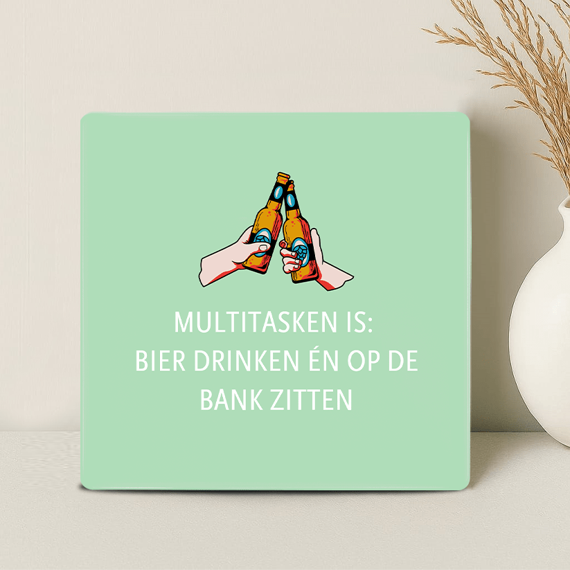 Tegel - Multitasken is: bier drinken én op de bank zitten - Printazzy