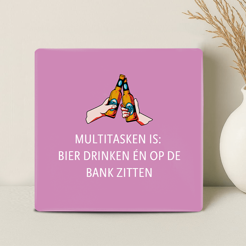 Tegel - Multitasken is: bier drinken én op de bank zitten - Printazzy