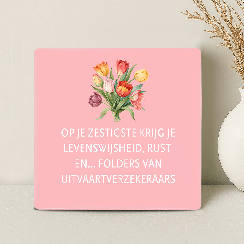 Tegel - Op je zestigste krijg je levenswijsheid, rust… en folders van uitvaartverzekeraars - Printazzy