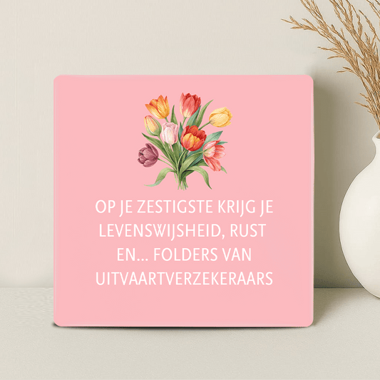 Tegel - Op je zestigste krijg je levenswijsheid, rust… en folders van uitvaartverzekeraars