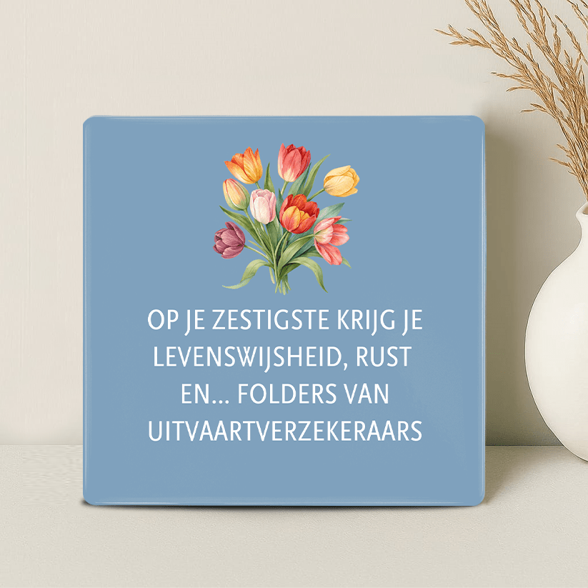 Tegel - Op je zestigste krijg je levenswijsheid, rust… en folders van uitvaartverzekeraars - Printazzy