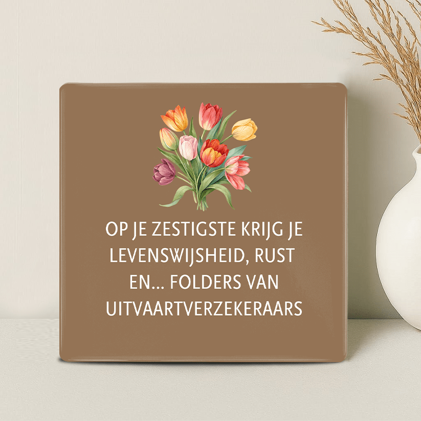 Tegel - Op je zestigste krijg je levenswijsheid, rust… en folders van uitvaartverzekeraars - Printazzy