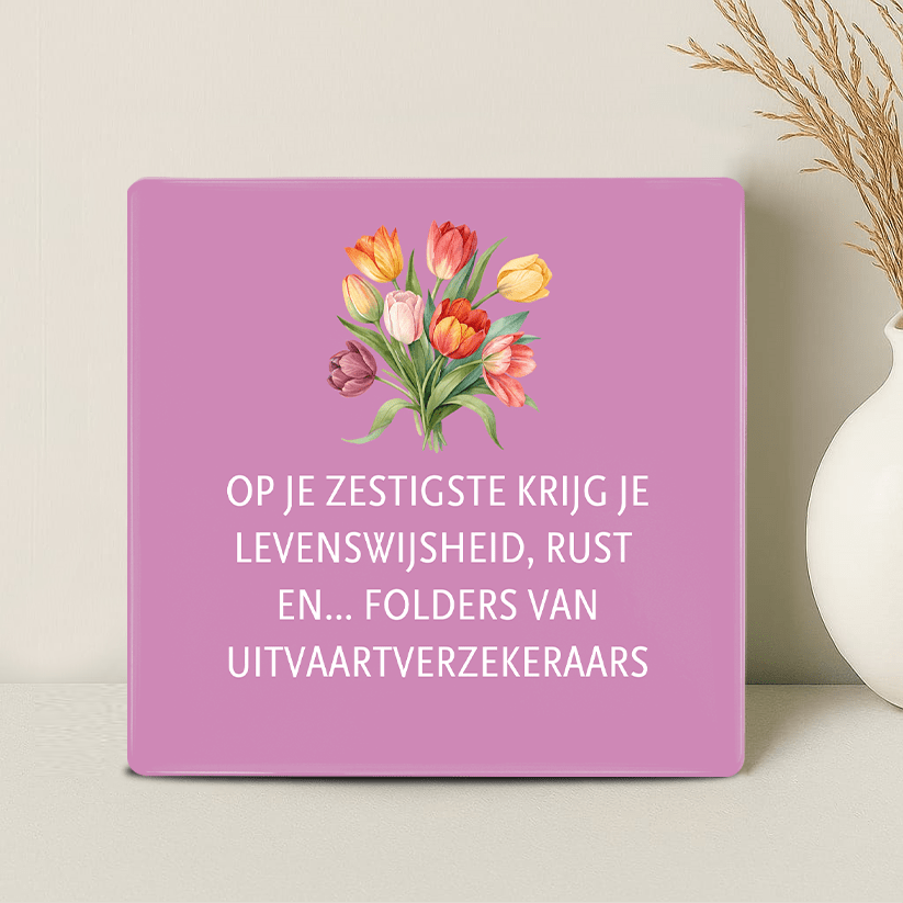 Tegel - Op je zestigste krijg je levenswijsheid, rust… en folders van uitvaartverzekeraars - Printazzy