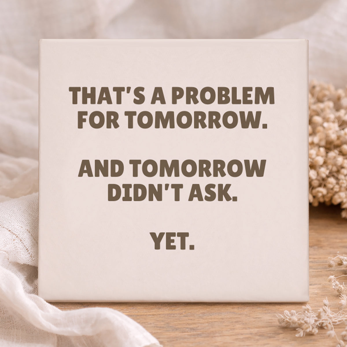 Unieke teksttegel met Engelse quote 'That’s a Problem for Tomorrow ...